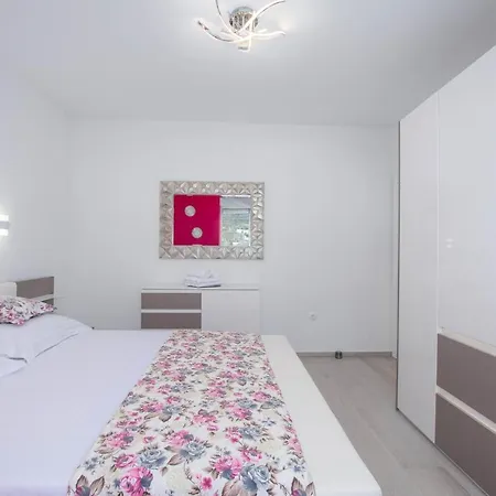 Luxury Residence Danica With A Private Rooftop Pool Kastela Exterior photo